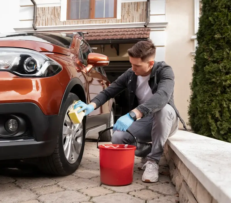 Lavage auto à domicile Saint-Aubin-sur-Mer : professionnel intervenant sur un véhicule
